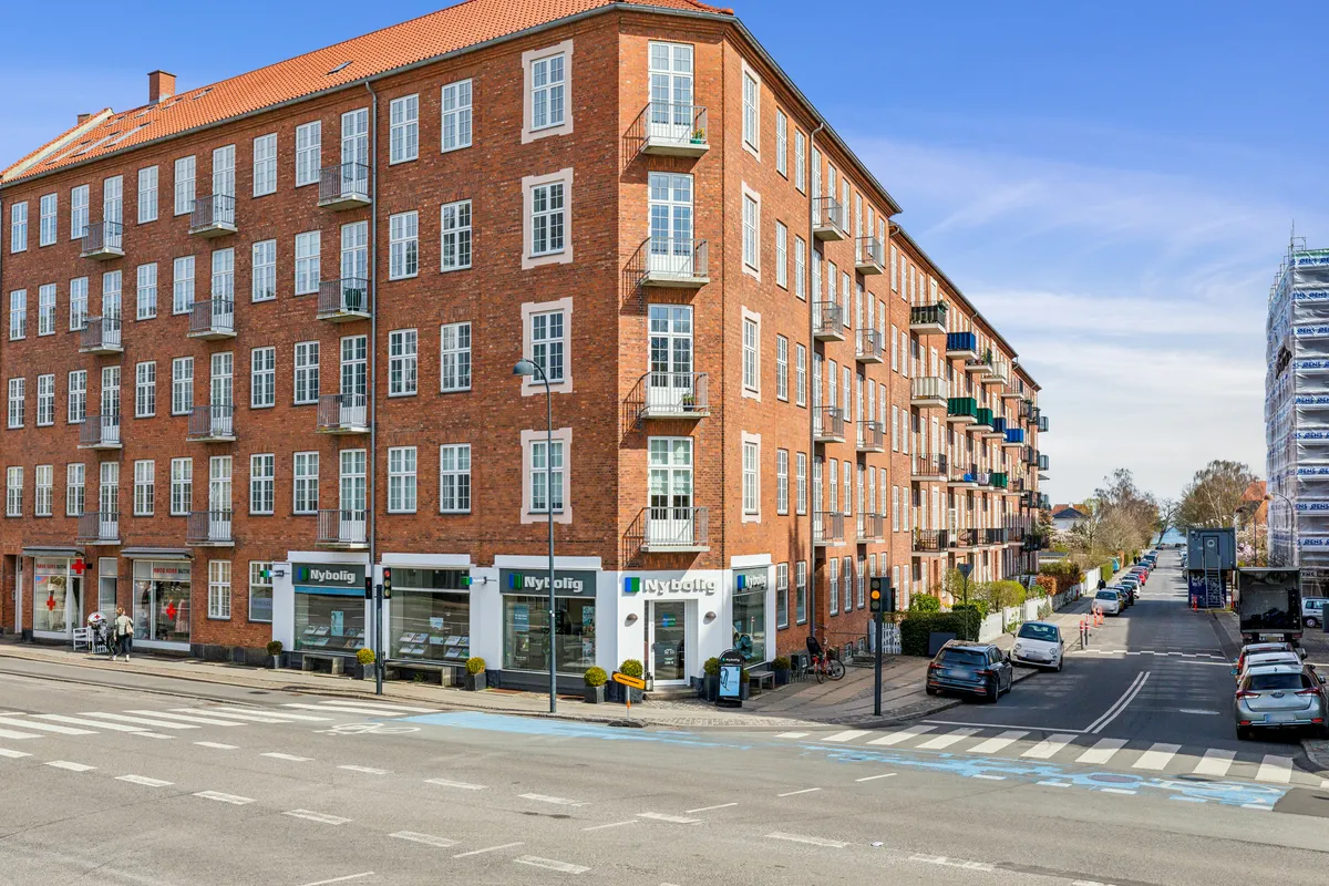 En nybolig butik med møbler og udsmykning ligger på hjørnet af Strandvejen og Sølystvej i Hellerup. Her er biler parkeret