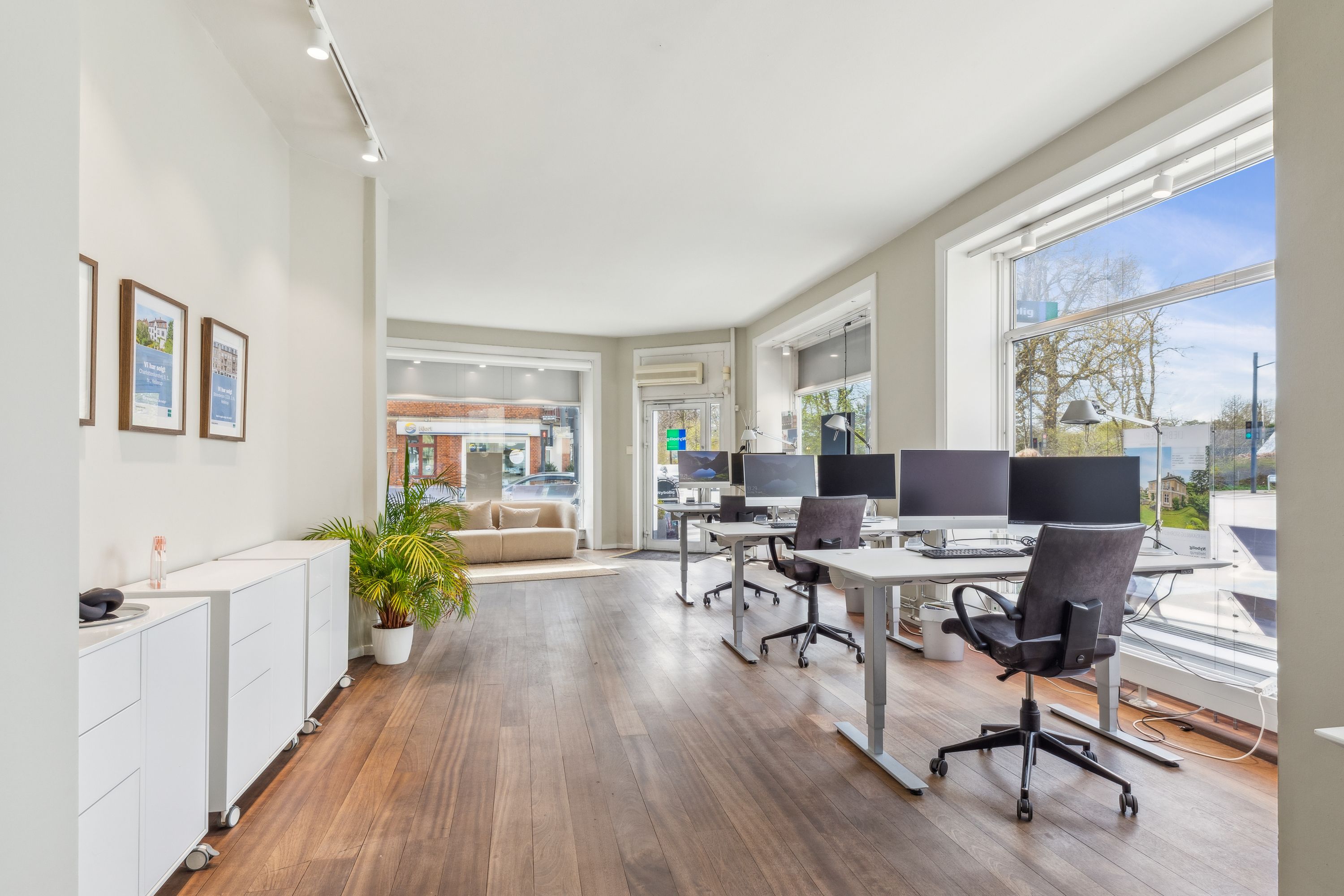 Erhvervslokaler med moderne møbler, højt kvalitetsgulv og lyse vinduer mod Strandvejen i Hellerup. Et spisestueområde med