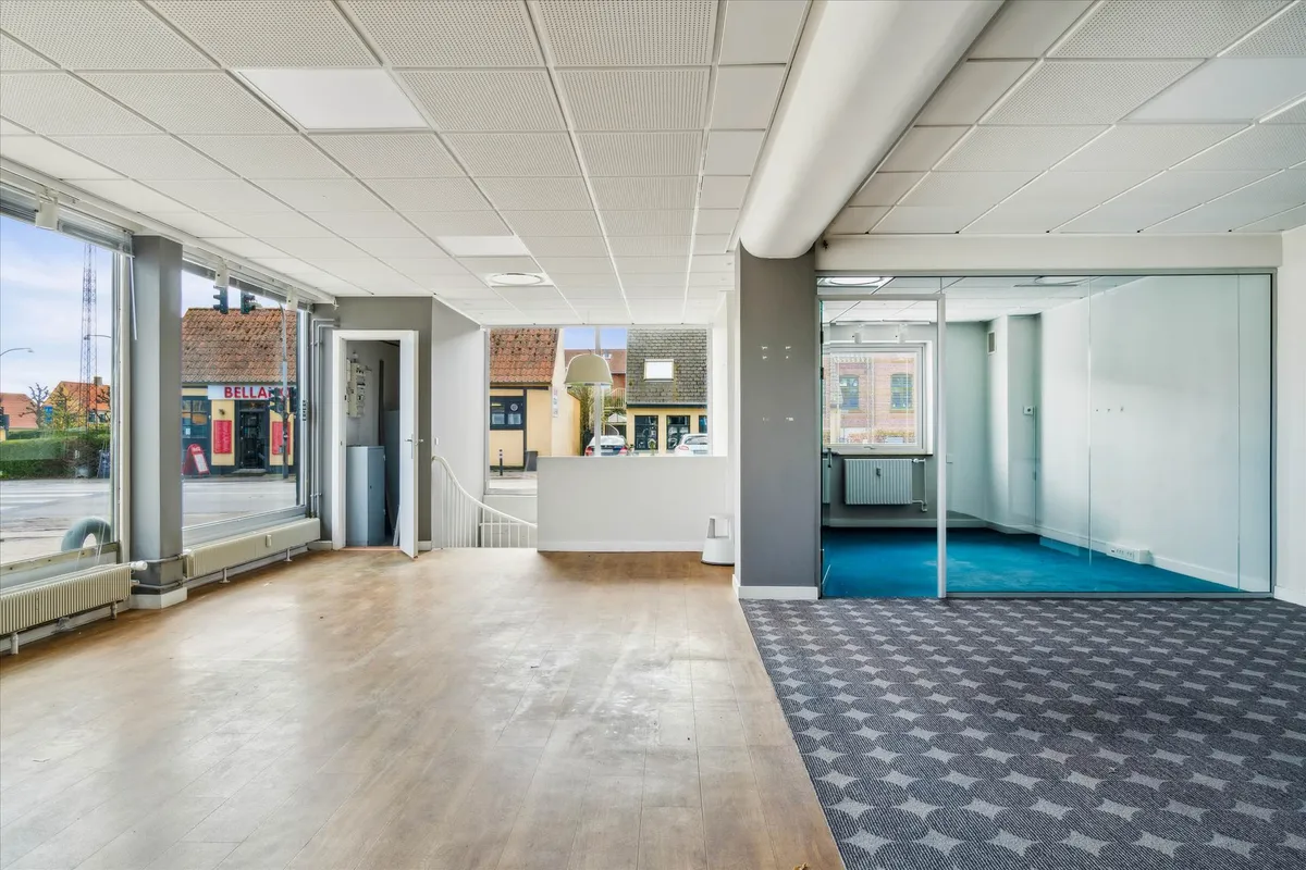 Store, lyse kontorlokale med hjørneplacering og glasdøre og vinduer mod gaden