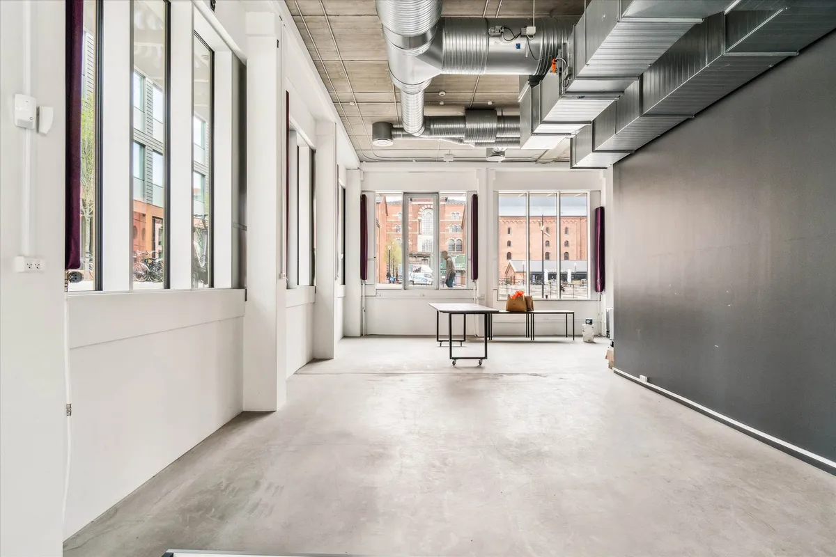Erhvervslokaler med vinduer og lyse lofter i Carlsberg Byen og tæt ved Bryggernes Plads