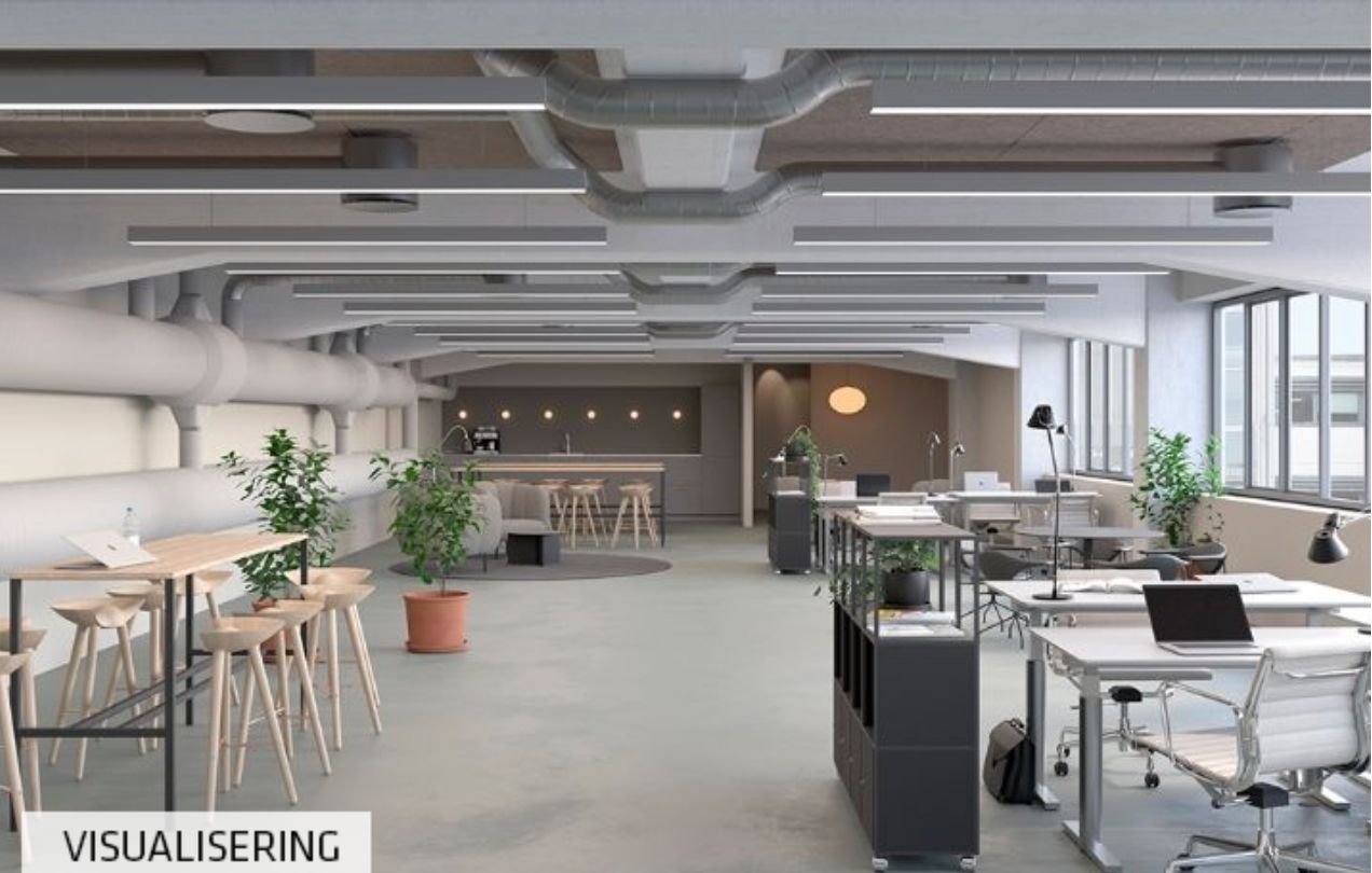 Kontorlokaler med moderne møbler og ventilationsrør på loftet, hvor der er en stor mængde skriveborde og høje stole