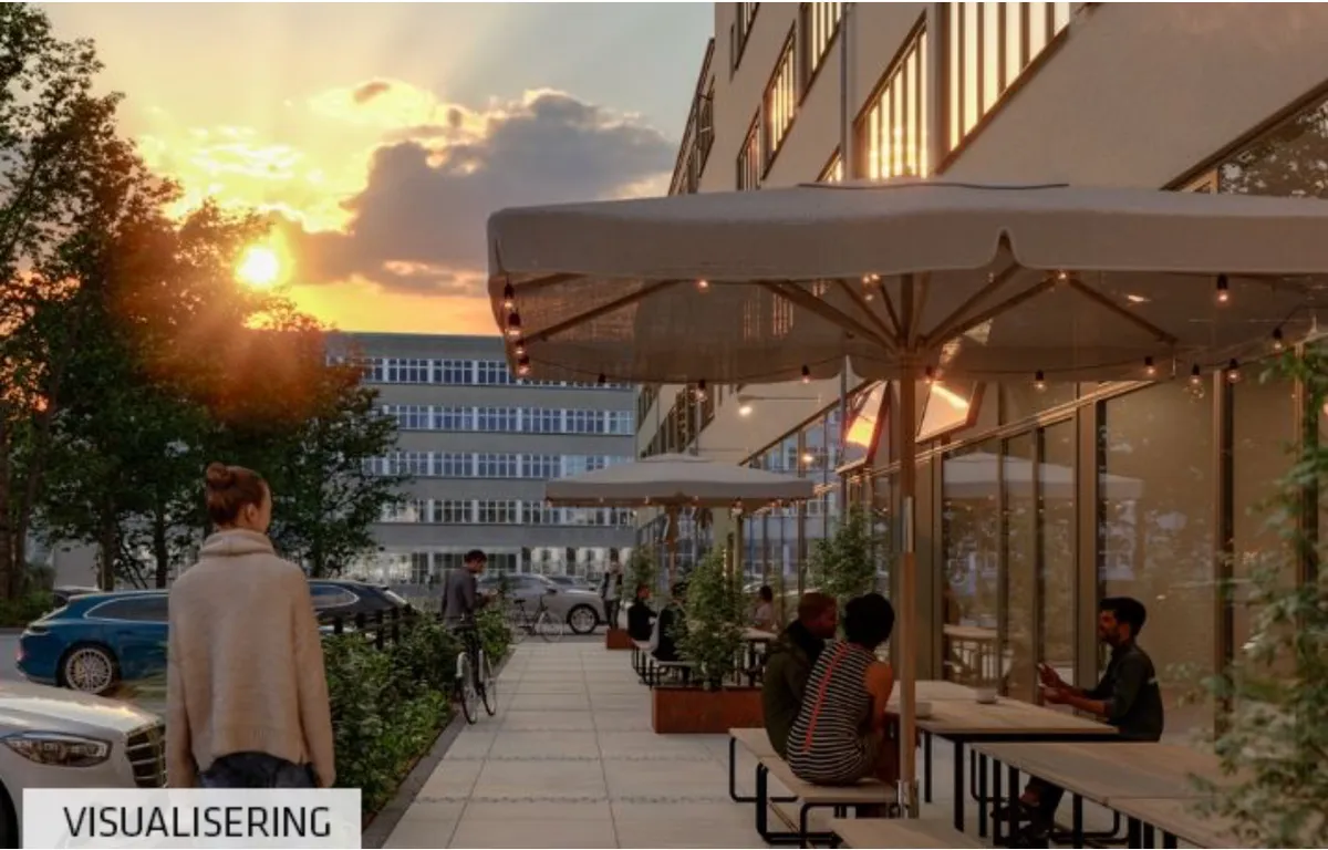 Visualisering af en hyggelig kontorlejemål med grønne planter og lyse parasoller på terrassen. Et par mennesker sidder og