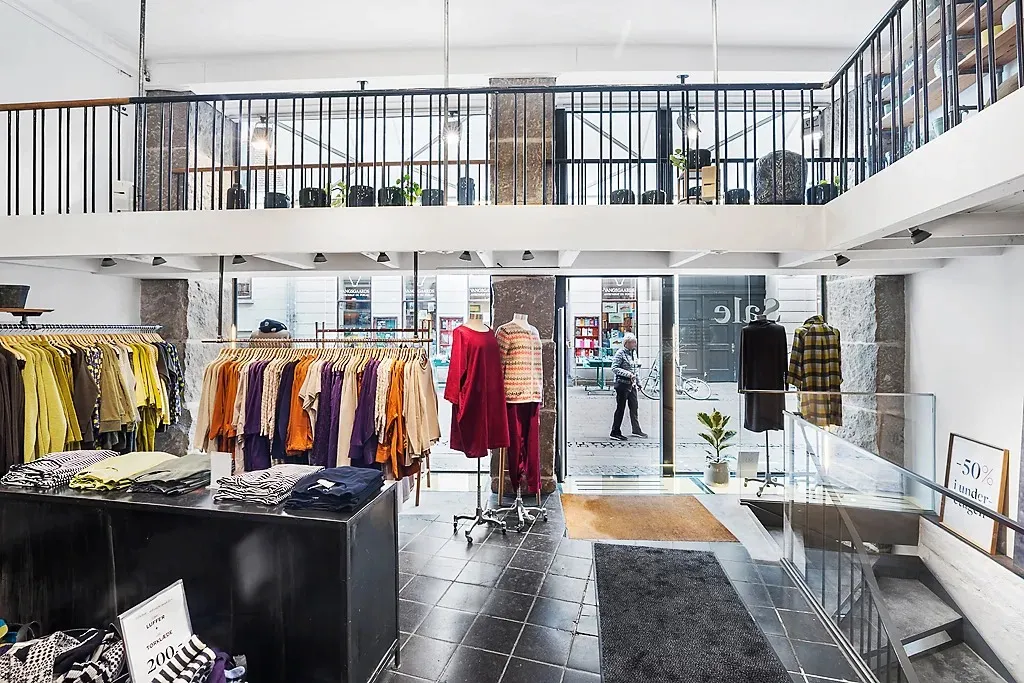 Købmandsgården i Fiolstræde med fredede hus. Køb tøj i butikken og se udstillingen på første sal.