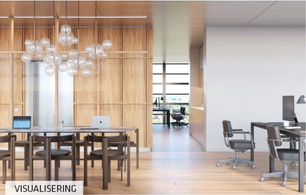 Kontor med lyse træpaneler og slanke møbler, krystallisérende lysekroner og moderne computere