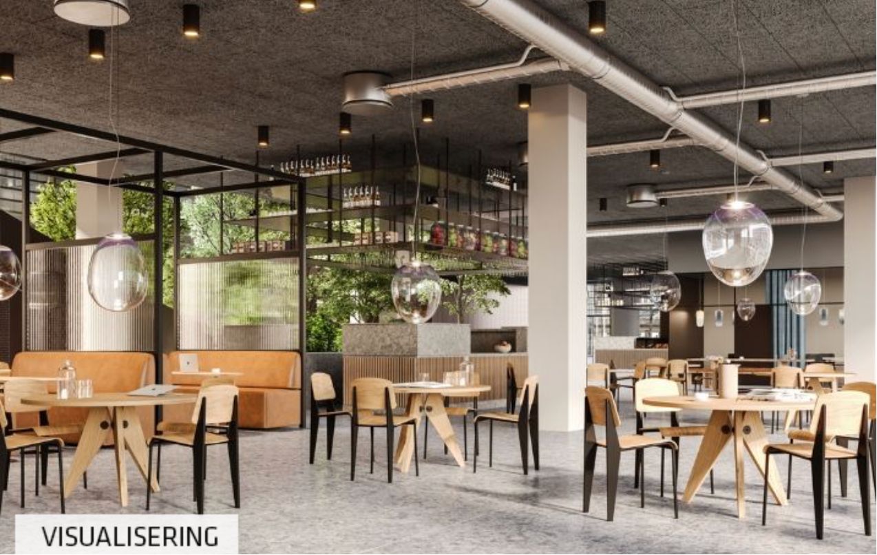 En restaurant med runde borde, lysekroner og træstole, indrettet med lyse lofter, gulv-til-loft-vinduer og et terrasseområde