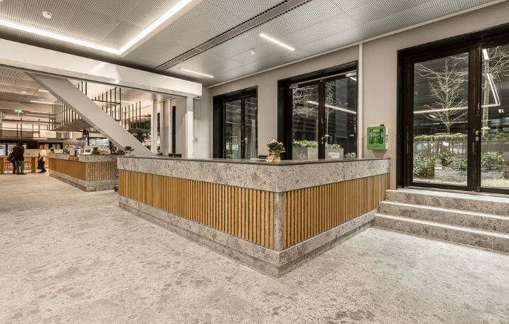 Marmor skrivebord og møbler i lobbyen til det centrale kontorlejemål på 1.294 m² i The Garden