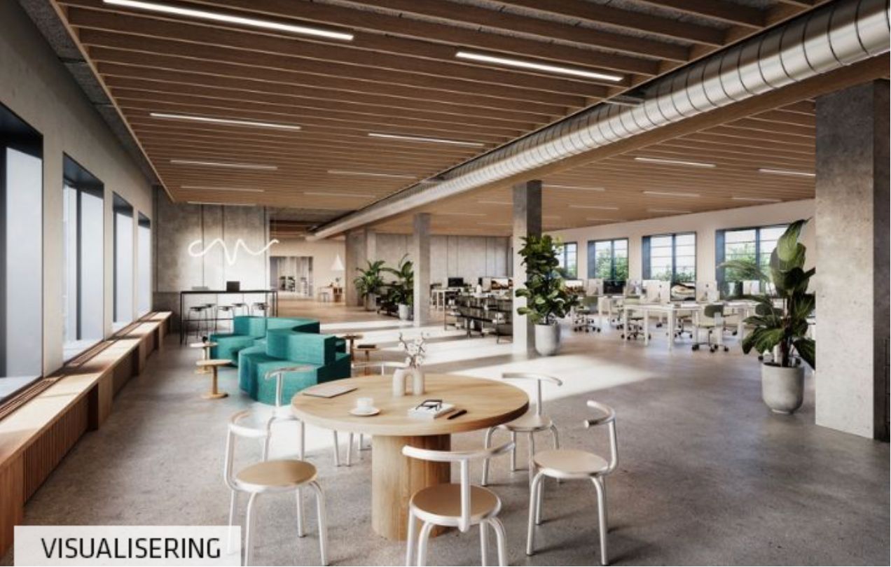 Moderne og åben kontor med lyse møbler, hvide stole, runde træborde og lyse møbler