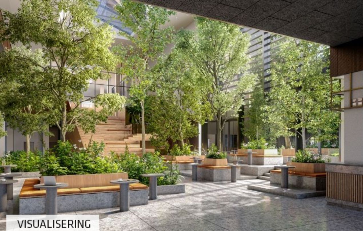 Moderne indretning med grønne planter og træer, høje gulv til loftsvinduer og marmorgulve