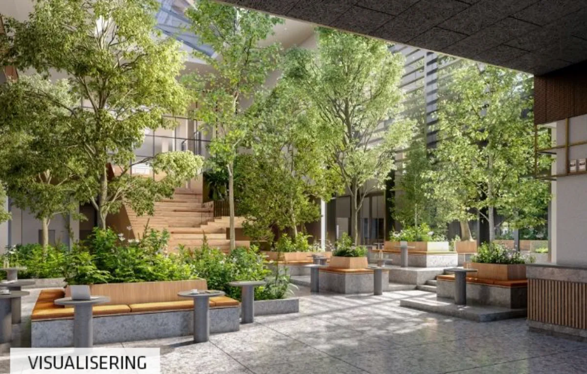 Moderne indretning med grønne planter og træer, høje gulv til loftsvinduer og marmorgulve