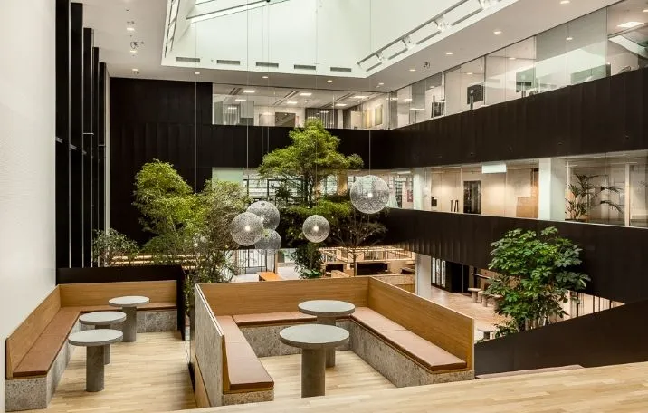 Centralt placeret i København er der et lejemål med smukke og gennemarbejdede detaljer, inklusive indvendige planter og lyse