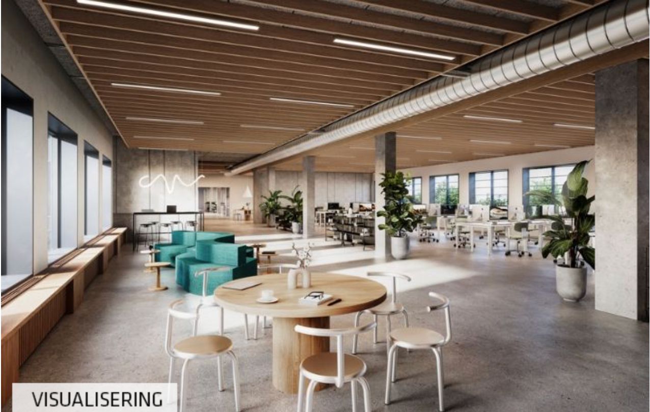 Køkken med bord og stole, plante, sofaer, skriveborde og vinduer med udsigter til byen