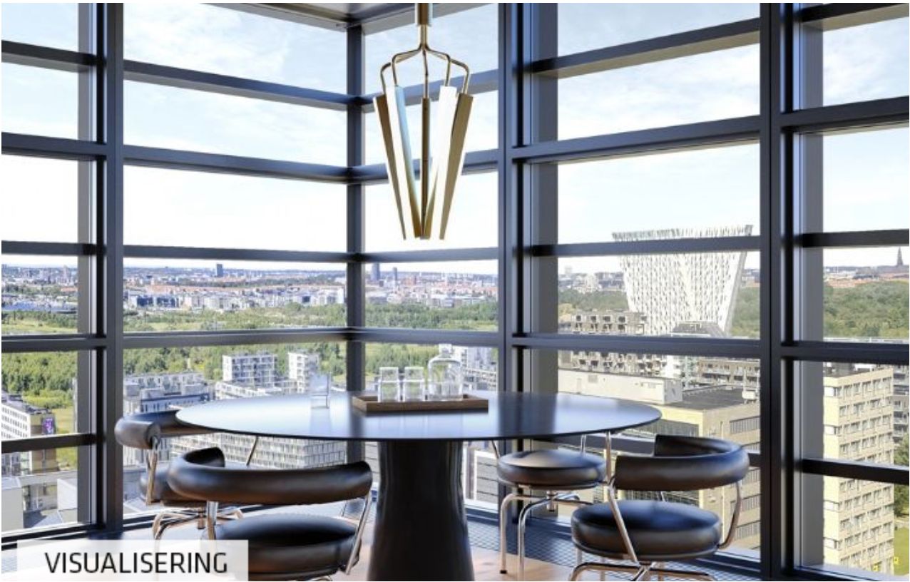 Rundt bord med fire stole omkring, der ser ud af et vindue med byudsigt og en elegant lysekron