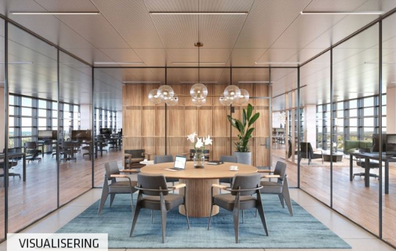 Runde borde med moderne møbler og plante i en stor rummelig kontor med glasvinduer og udsigt til byen