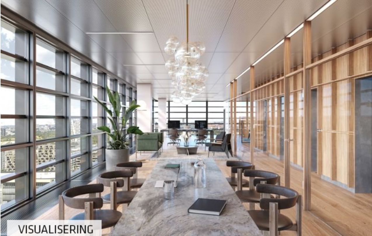 Kontor med gulv-til-loft-vinduer, gulvtæppe, krystallysekroner, borde og stole, og en plante i en pot