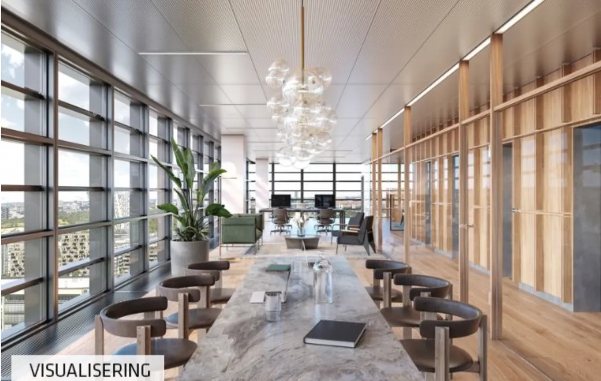 Kontor med gulv-til-loft-vinduer, gulvtæppe, krystallysekroner, borde og stole, og en plante i en pot