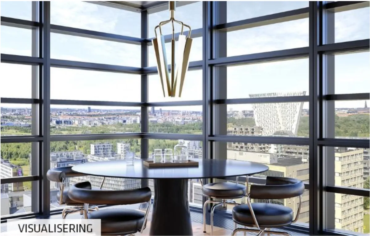 Runde bord med krystalkrone og udsigt til byens skyline fra kontorets vinduer på 19. etage