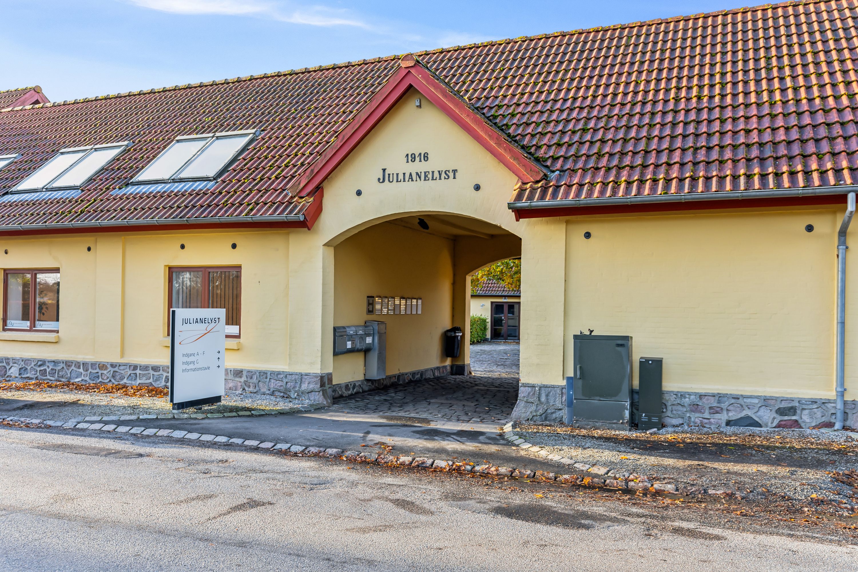 Julianelyst 1916 er en lyst og charmerende kontorudlejning i Brandrupdam, Kolding. Der er et stort indgangsparti med en