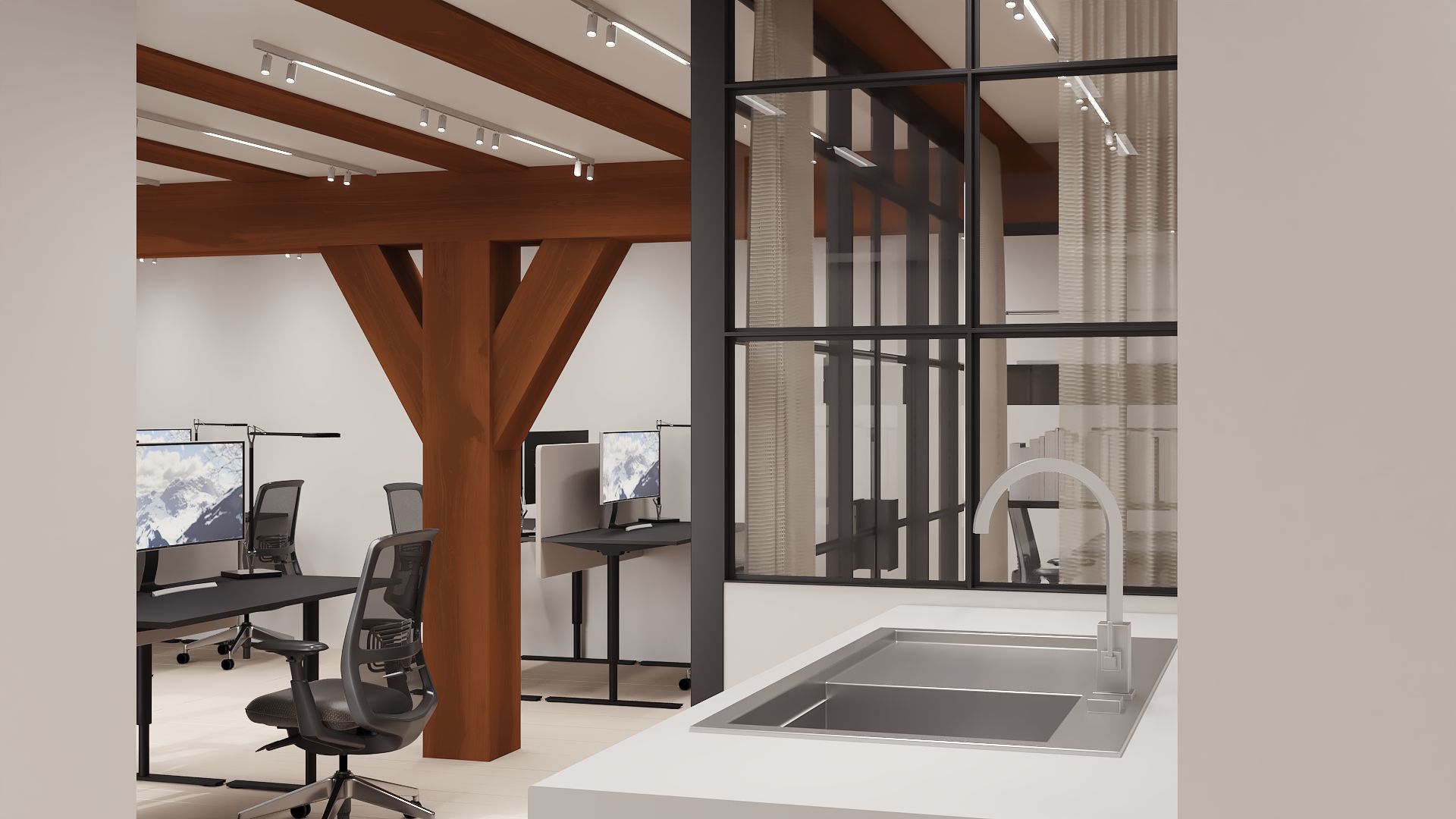 En nyrenoveret kontor med lyse loftstræer og moderne skriveborde med skærme samt en enkelt hvid vask med vandhane