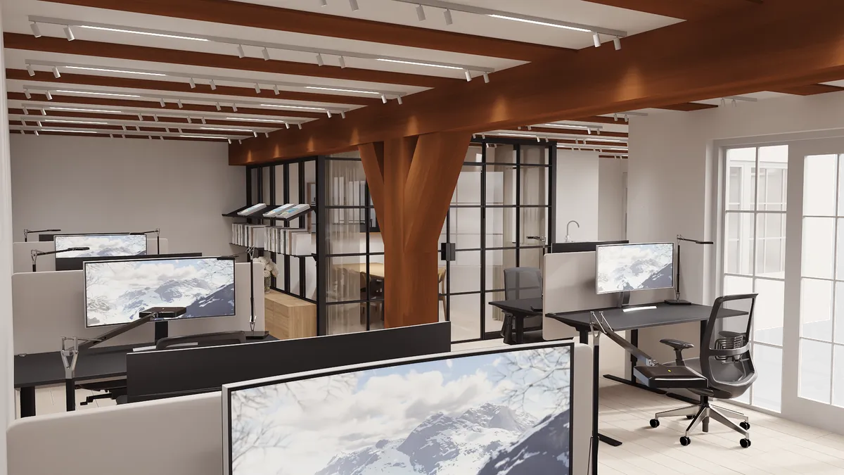 Moderne kontor med lyse, lysegrå vægge og træloft. Sorte skriveborde med computere og lysegrå kontorstole. Højt hængende