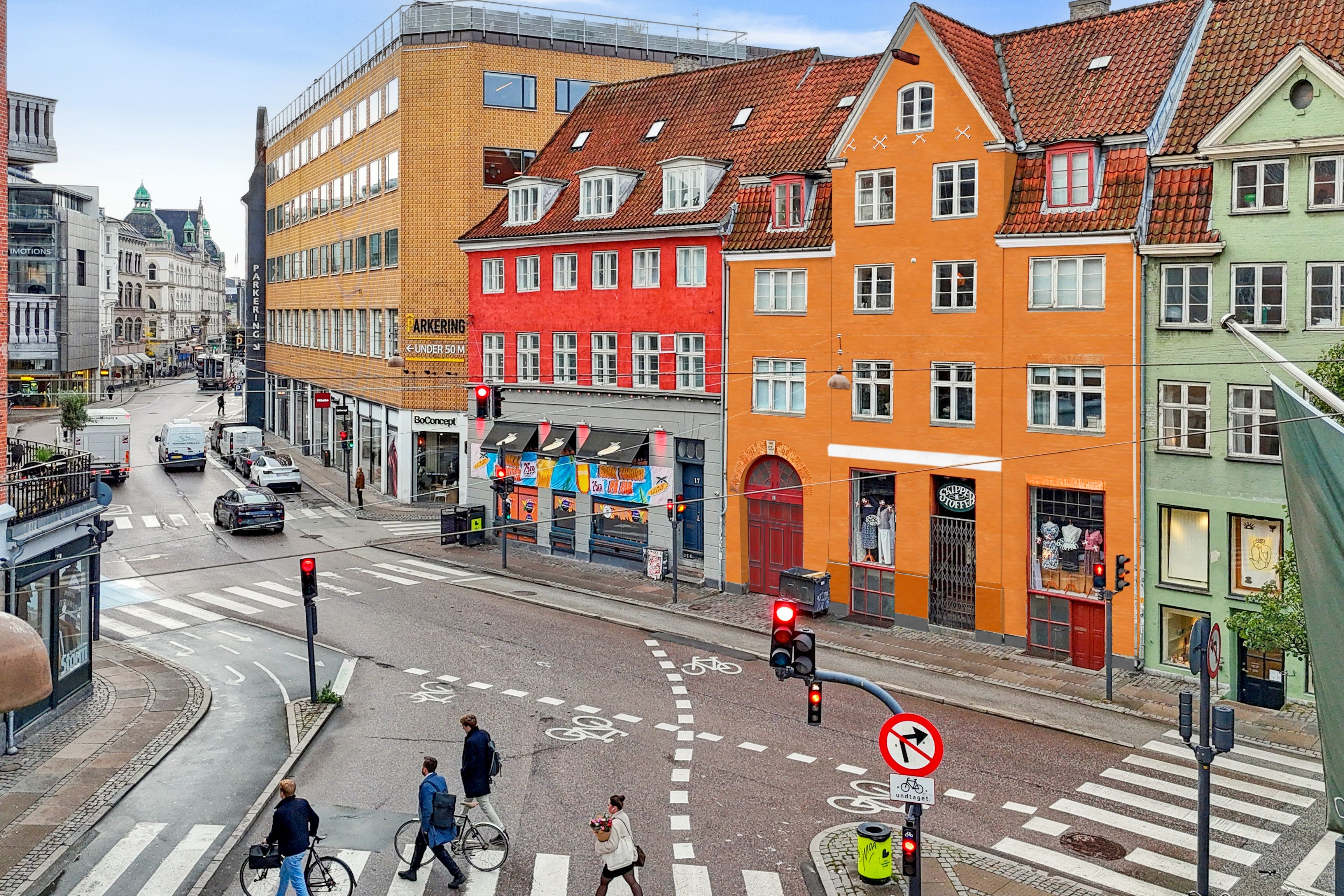 Folk krydser gaden og ser på de farverige bygninger og biler og vinduer i København