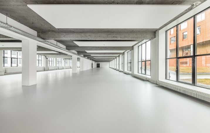 Kæmpe, lysfyldt kontor med sandblæste søjler og store glasruder i Huset Edison.