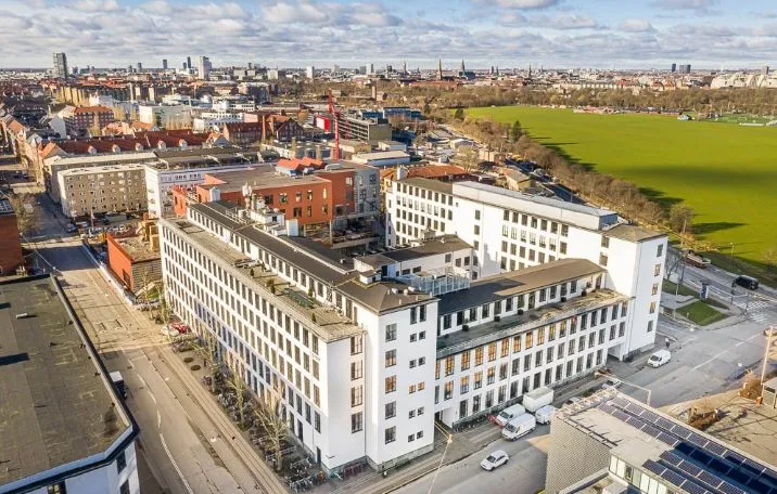 Bygning med moderne design og sandblæste søjler, glasvægge, lofter og solceller