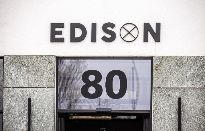 En bygning med en sort skilt med teksten Edison 80 og et nummer 80 i vinduet