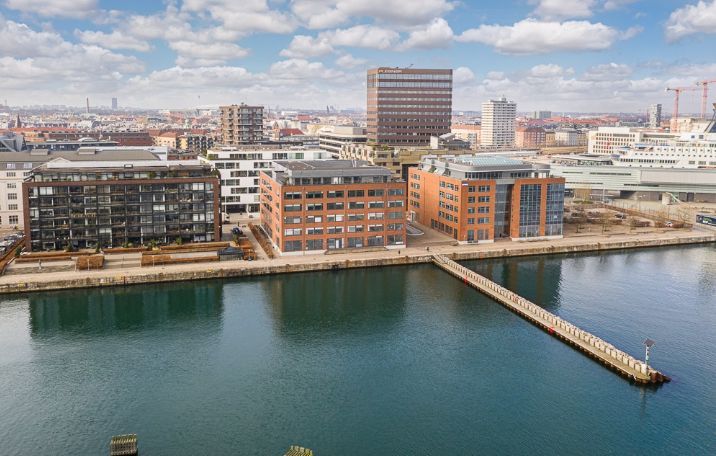 Modern kontorlokaler med udsigt over vandet og havneområdet med flotte bygninger