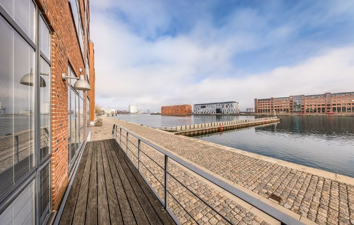 En luksuriøs lejlighed med moderne indretning og supe udsigt over vandet og byens skyline med røde bygninger