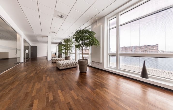 Kontorlokaler med moderne indretning og store vinduer med udsigt til byens skyline