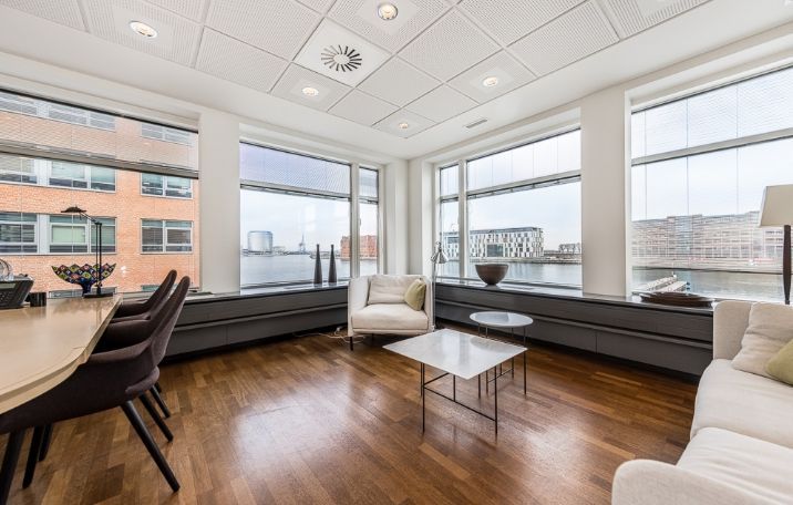 Kontorlokaler med havudsigt og moderne møbler og indretning