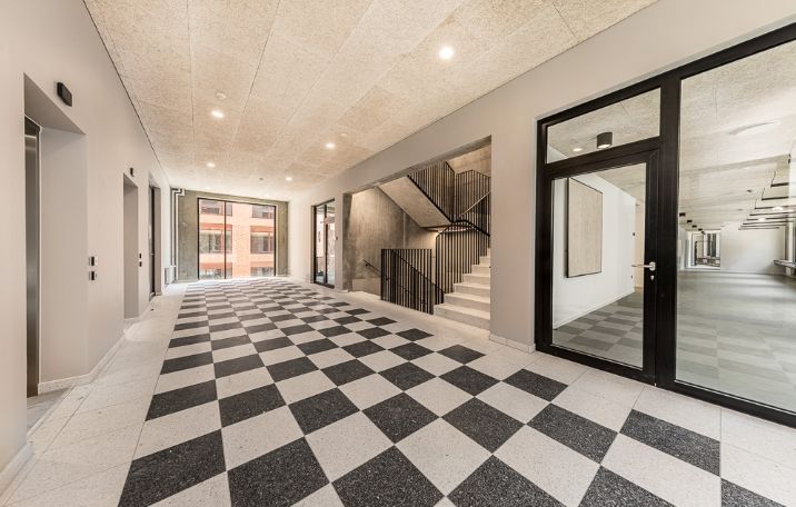 Lej møbelfrit kontor på 1.401 m² med slanke lofter og glasdøre på 2., 3. eller 4. sal i nyopført kontorejendom