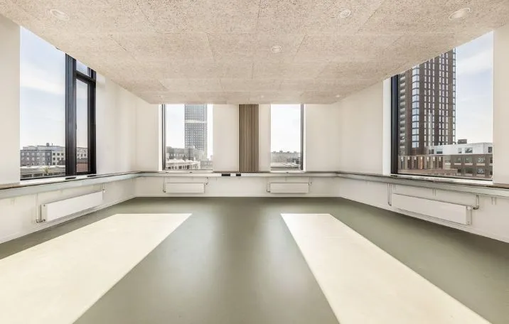 Nyopført kontorejendom med store vinduer og store områder til leje på 734 m² på 1., 2., 3. eller 4. sal