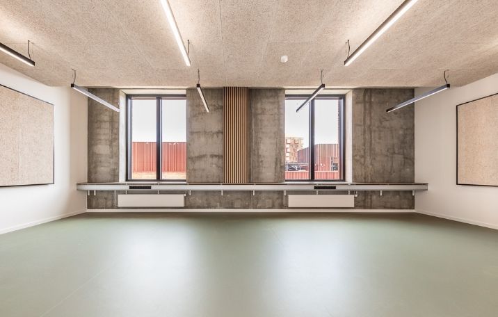 Fleksible lokaler med store vinduer, moderne loftsbelægning og lyse gulve