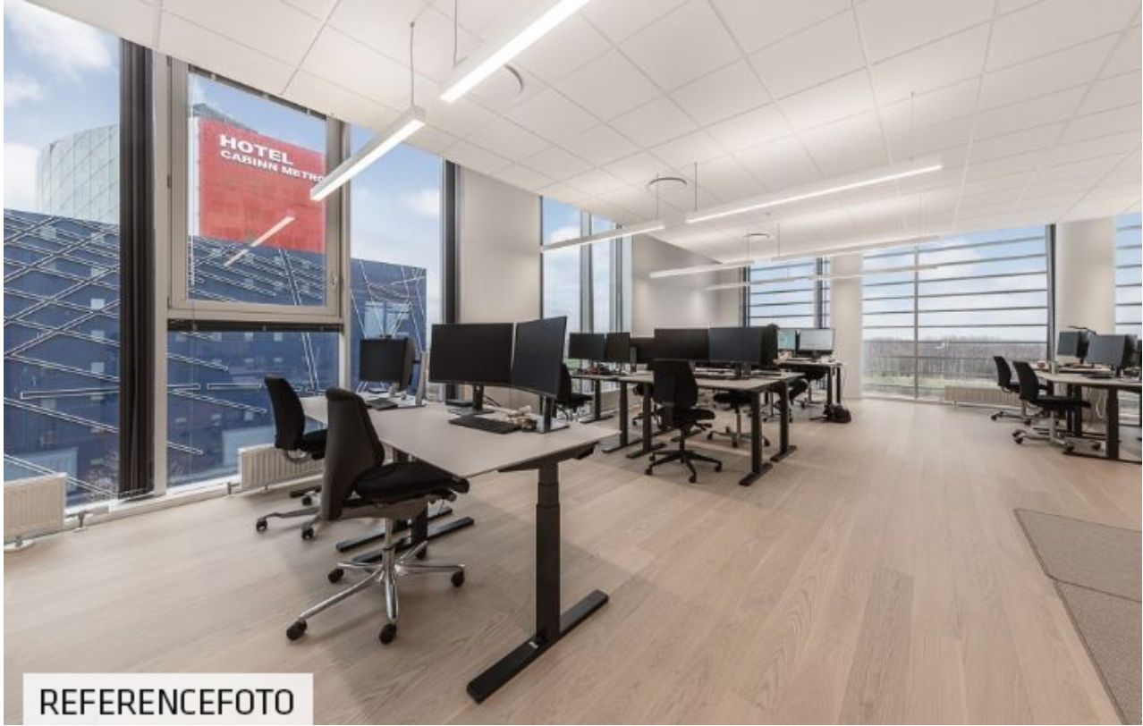 Moderne kontor med højloft, skriveborde, stolpe og smukke udsigt til Amager Fælled og Royal Golf Club