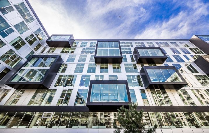 Kontorby i København med moderne design, store vinduer og en smuk udsigt over byen