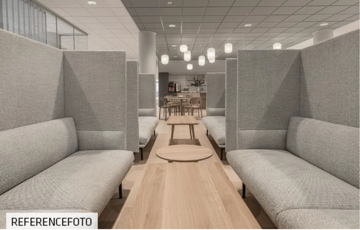 Moderne kontor med højloft, hvide loftslampe og lyse gulve samt luksuriøse møbler og borde