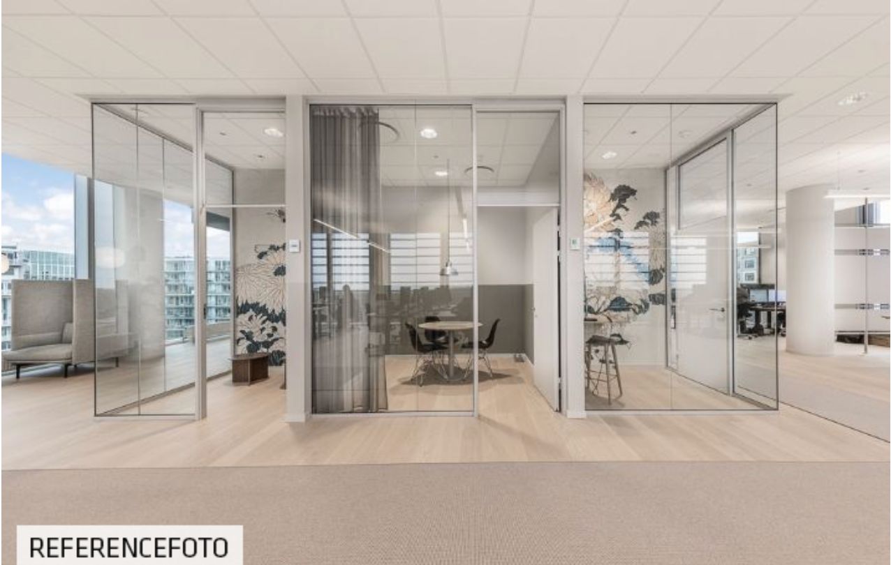 Moderne kontor med glasvægge og trægulv. Rundt bord og stole i mødelokale med udsigt til byen. Elegante møbler og dekorative