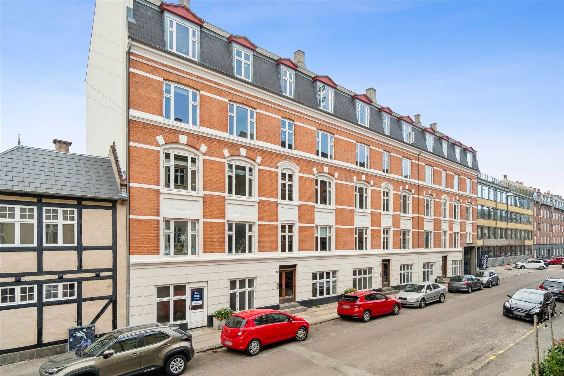 Lejlighed til leje i København med masser af parkeringspladser og biler parkeret langs gaden