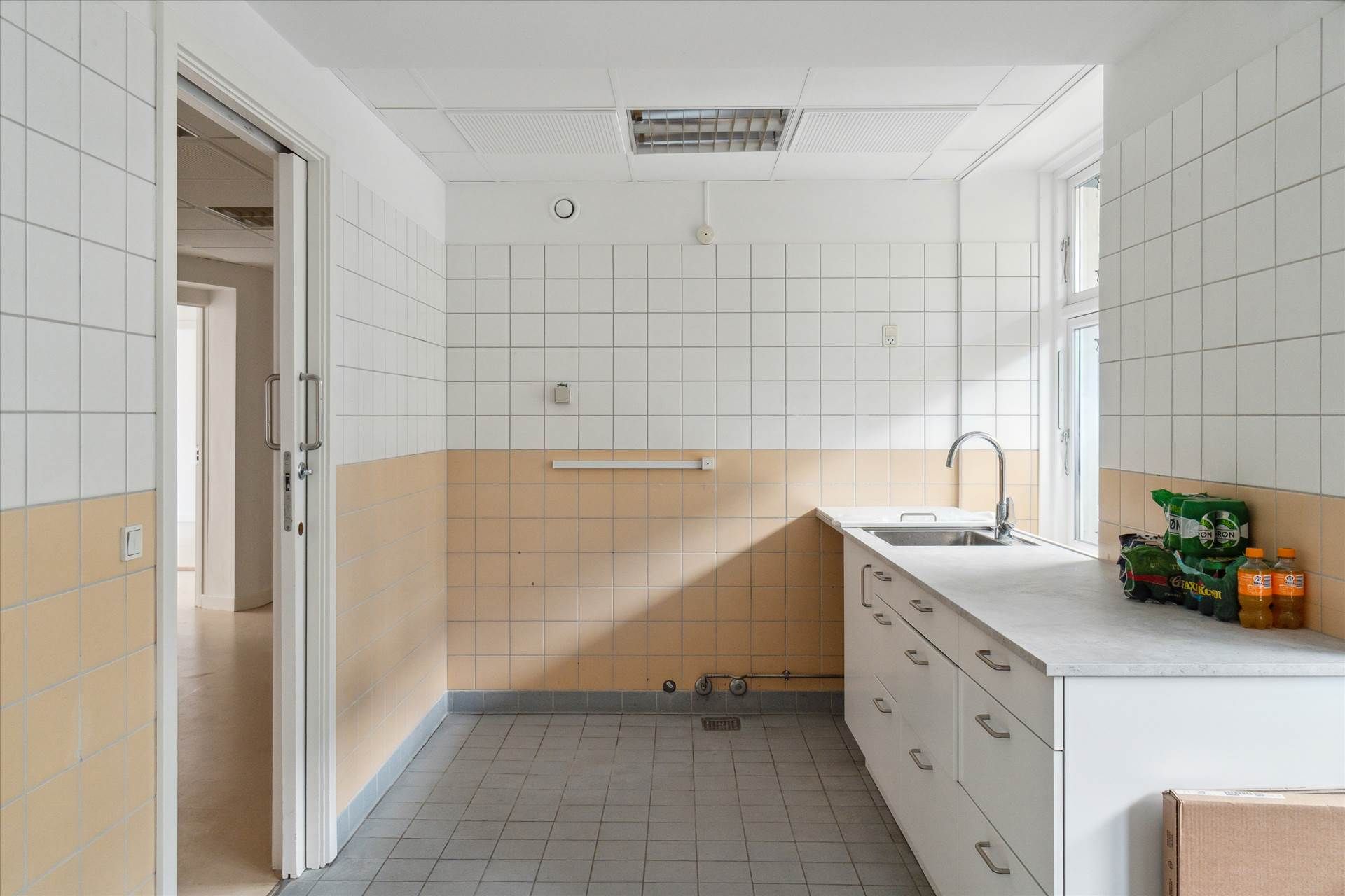 Lys kælder med 331 m² til leje, fire kontorer og et tekøkken med marmorbord og moderne faciliteter