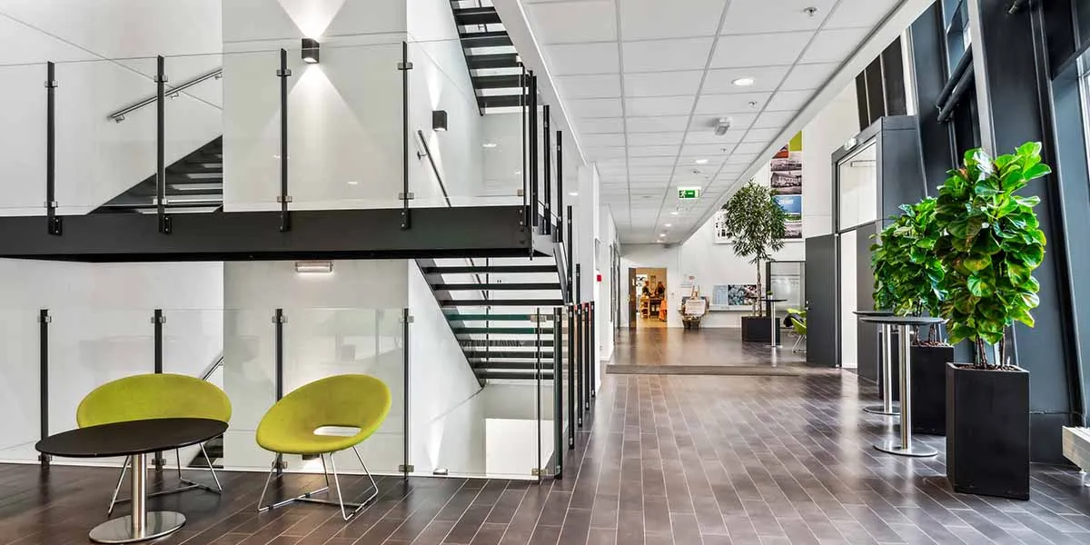 Foto af en mødelokal med moderne interiørdesign, hvor der er etableret tre større kontorlandskaber med lyse og rummelige
