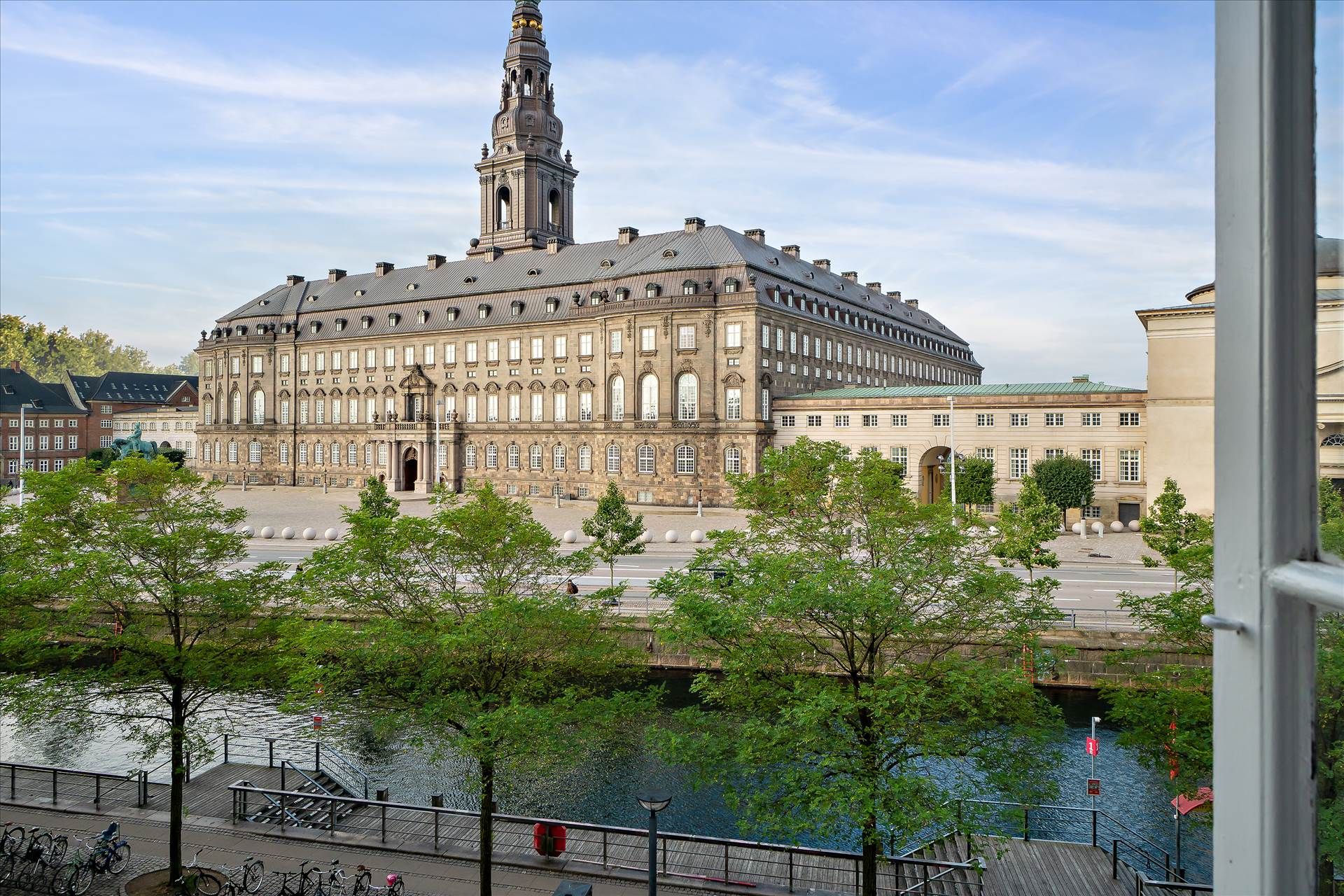 Københavns Slotsholmen med udsigt over Slotsholmskanalen og Christiansborg Slot fra lejemålet