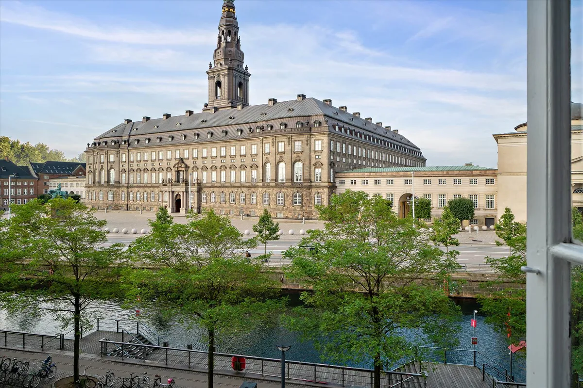 Københavns Slotsholmen med udsigt over Slotsholmskanalen og Christiansborg Slot fra lejemålet