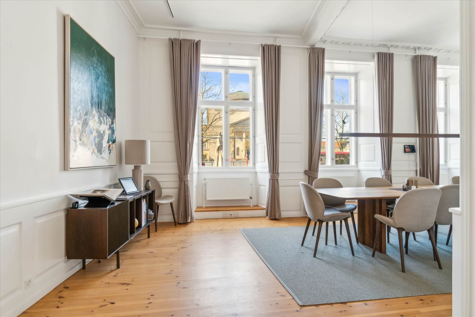 Kontor med udsigt til Slotsholmskanalen og Christiansborg Slot. Moderne møbler og højkvalitetsindretning med flotte