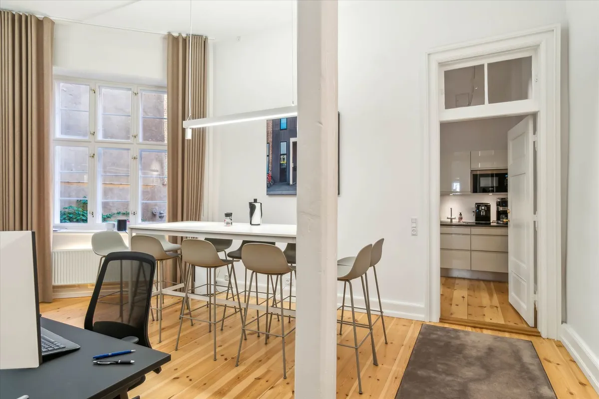 Kontorrum med høj kvalitet og udsigt over Slotsholmskanalen og Christiansborg Slot, smukke plankegulve og moderne møbler