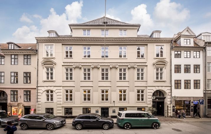 346 m² kontor i flot ejendom med højloftede lokaler og paneler lige ved Nyhavn og Sankt Annæ Plads
