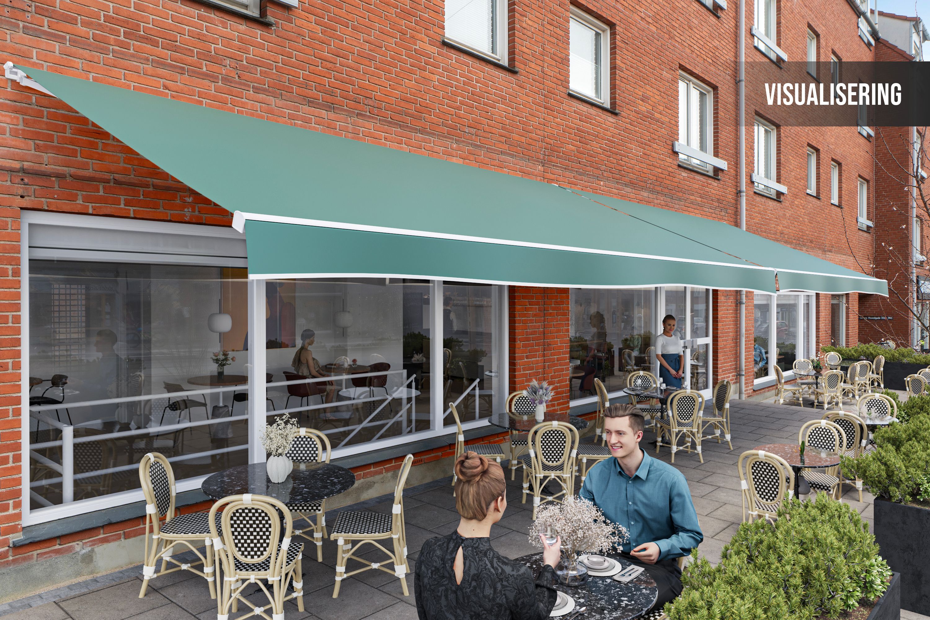 Café med udservering under grønt markise, møbler og plantager udenfor, folk sidder og spiser, kvinde med opsat hår, mand i