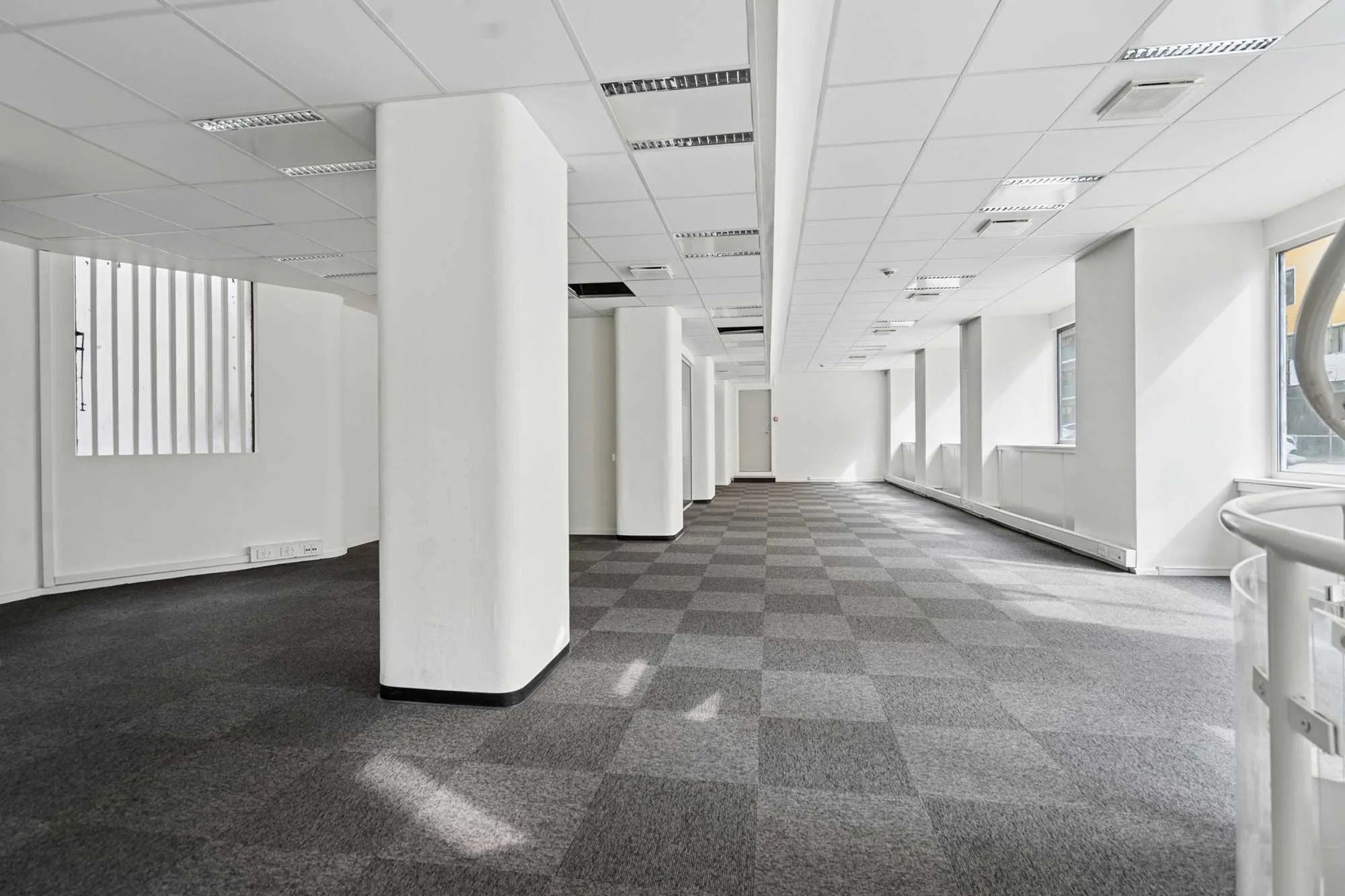 Smuk, velholdt rødstensejendom med hvide vægge, højt loft og krydsformede gulvbelægninger på Nørrebrogade.