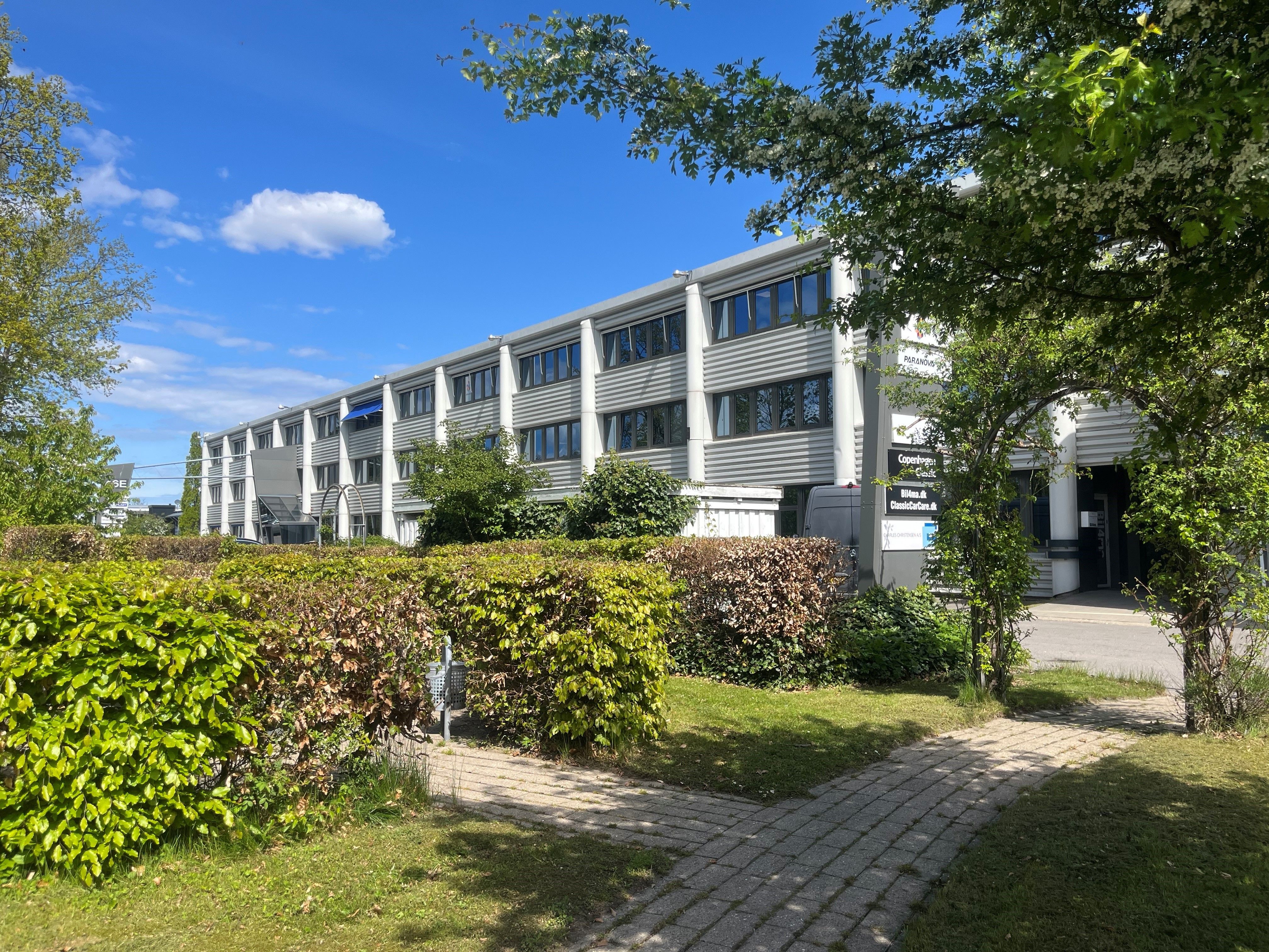 Kontorby i Herlev med mødelokale, parkeringsplads og busstoppested tilgængelig for medarbejdere