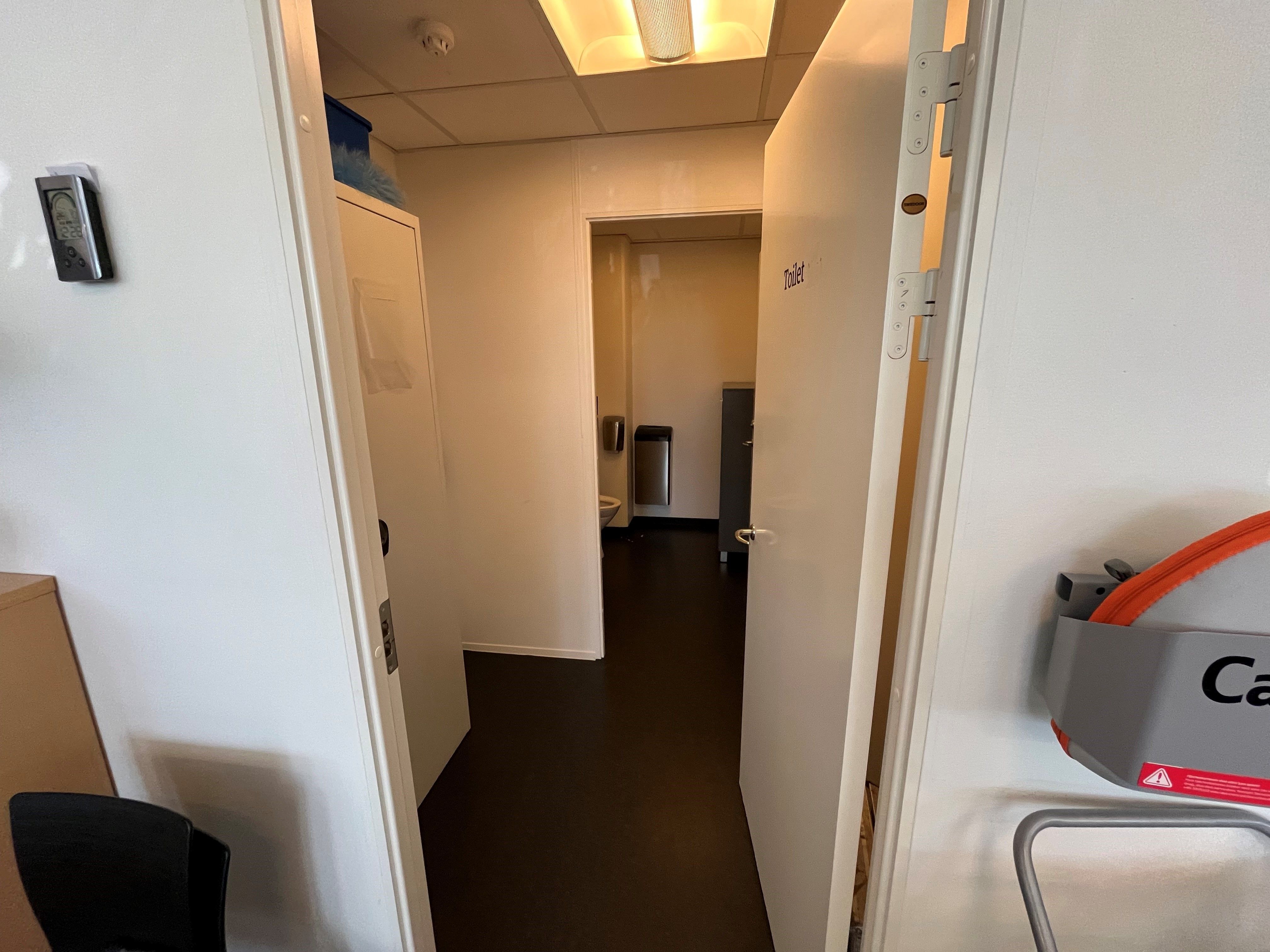 Lejemålet i Herlev har et moderne mødelokale med toilet og garderobe. Der er et klimaanlæg og en vægmonteret digital